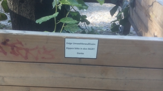 Berliner Straßenbaum mit Warnung: Kippen in den Müll, Rauchen gefährtdet die Gesundheit