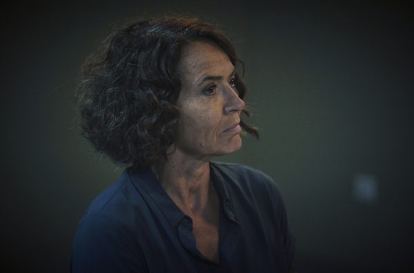 Die Schauspielerin Ulrike Folkerts als Tatort-Kommissarin Lena Odenthal. sie ist im Profil zu sehen, mit dunklen lockigen kurzen Haaren und einer dunkelblauen Bluse